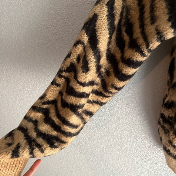 H&M leopard sweater - Picture 2 of 3